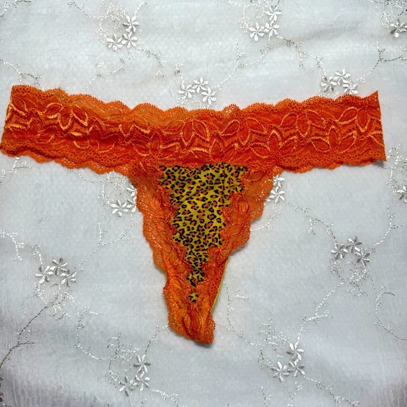 Victoria’s Secret Very Sexy Lace & Leopard Thong – Size Large - Picture 1 of 2